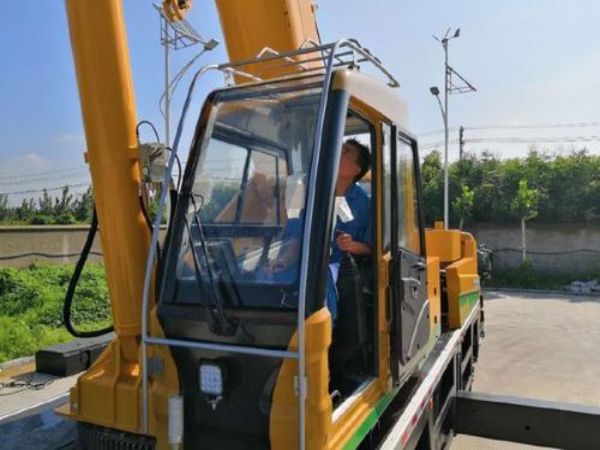 任县吊车租赁_吊车的轮胎怎样检查和更换方法